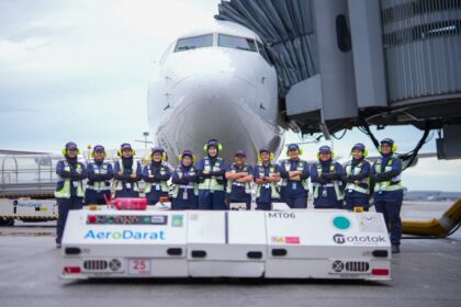 The all-women team behind the scenes of the Malaysia airline flight © Malaysia Airlines