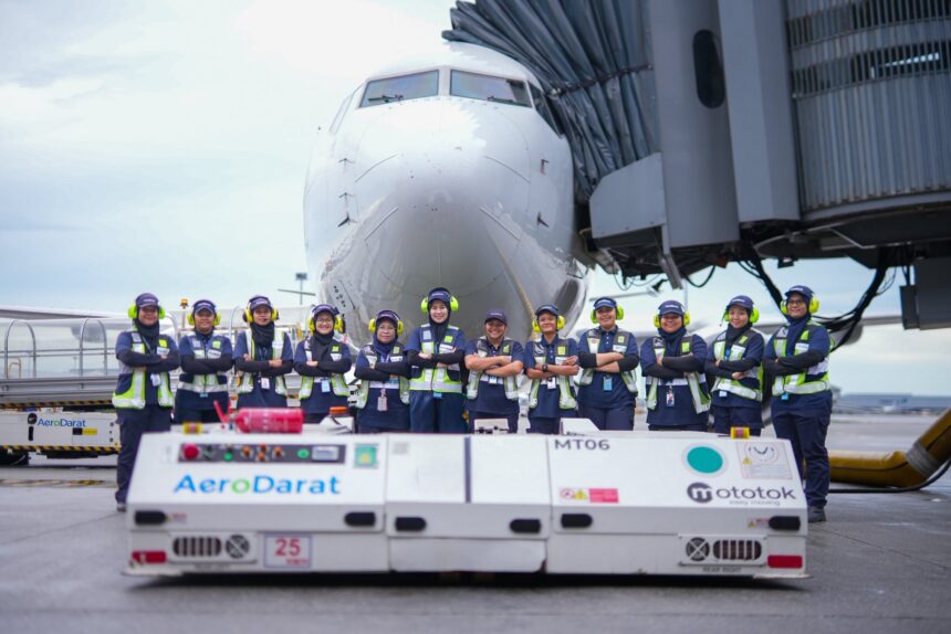 The all-women team behind the scenes of the Malaysia airline flight © Malaysia Airlines
