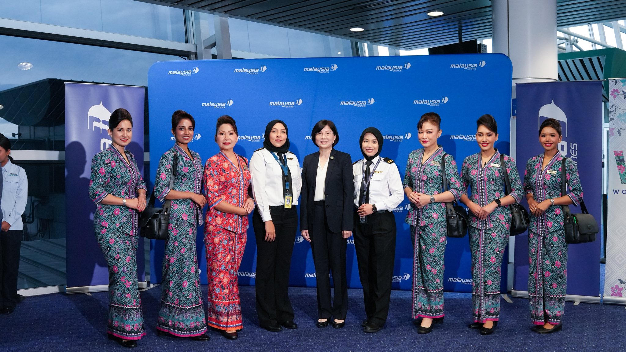 A group photo of the pilots and crew of the all-women Malaysia airline flight with the Chairperson of Women@MAG, Boo Hui Yee, standing in the middle