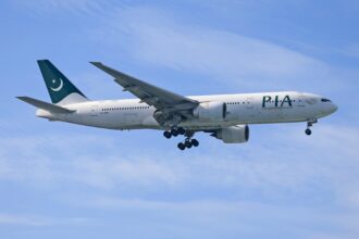 Pakistan International Airlines Boeing 777 in flight, as Pakistan International Airlines resumes UK flights 2025 after a five-year suspension.