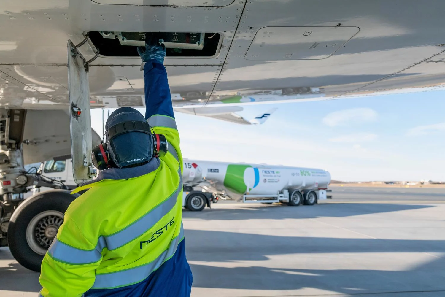 Aircraft being fuelled with Sustainable aviation fuel, representing Australia China sustainable aviation fuel and aviation decarbonisation.