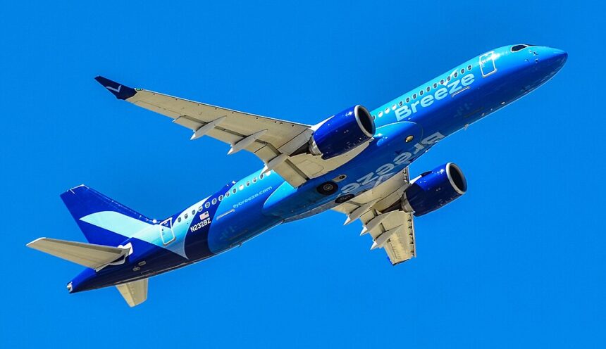 Breeze Airways Airbus A220-300 climbing after takeoff under clear skies, showcasing the carrier’s focus on Airbus A220 efficiency and fleet expansion within Breeze Airways A220 fleet growth to reach underserved U.S. routes.