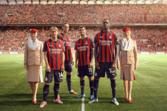 Representatives from AC Milan wearing the sponsored jersey, with two Emirates flight attendants.