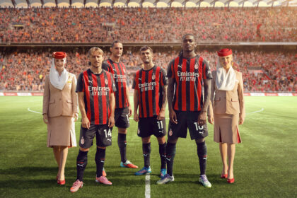 Representatives from AC Milan wearing the sponsored jersey, with two Emirates flight attendants.