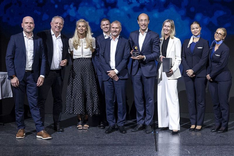 Van der Werff receiving the Danish Aviation award