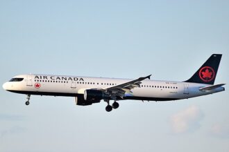 An Air Canada Airbus A321-200 on its final approach to LaGuardia Airport's Runway 31