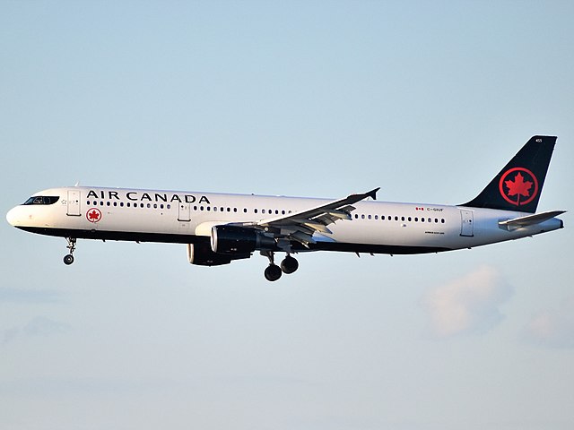 An Air Canada Airbus A321-200 on its final approach to LaGuardia Airport's Runway 31