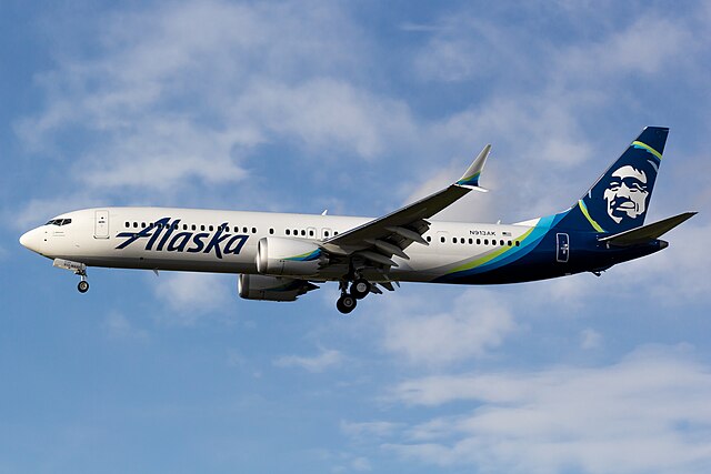 An Alaska Airlines 737MAX9 on final for LAX's runway 25L