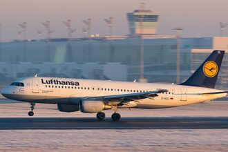 Lufthansa Airbus A320-214 taking off at Munich Airport