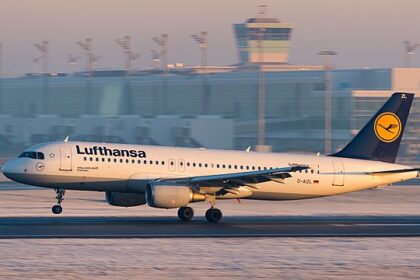 Lufthansa Airbus A320-214 taking off at Munich Airport