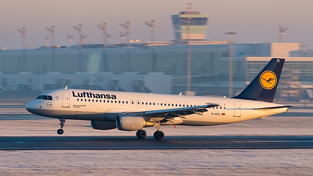 Lufthansa Airbus A320-214 taking off at Munich Airport