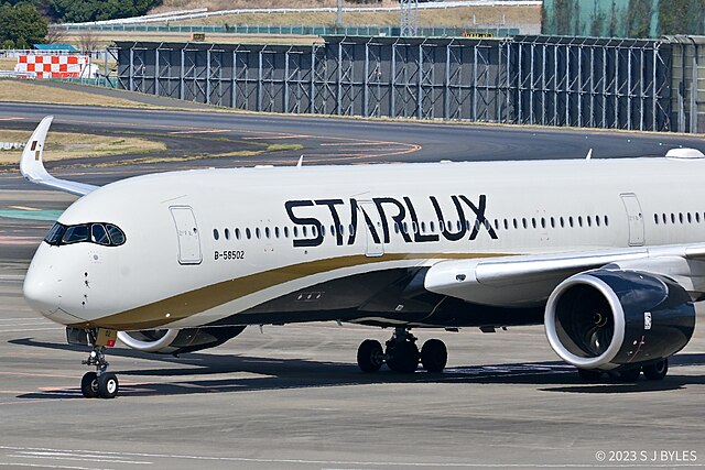 STARLUX Airbus A321-252 landing.