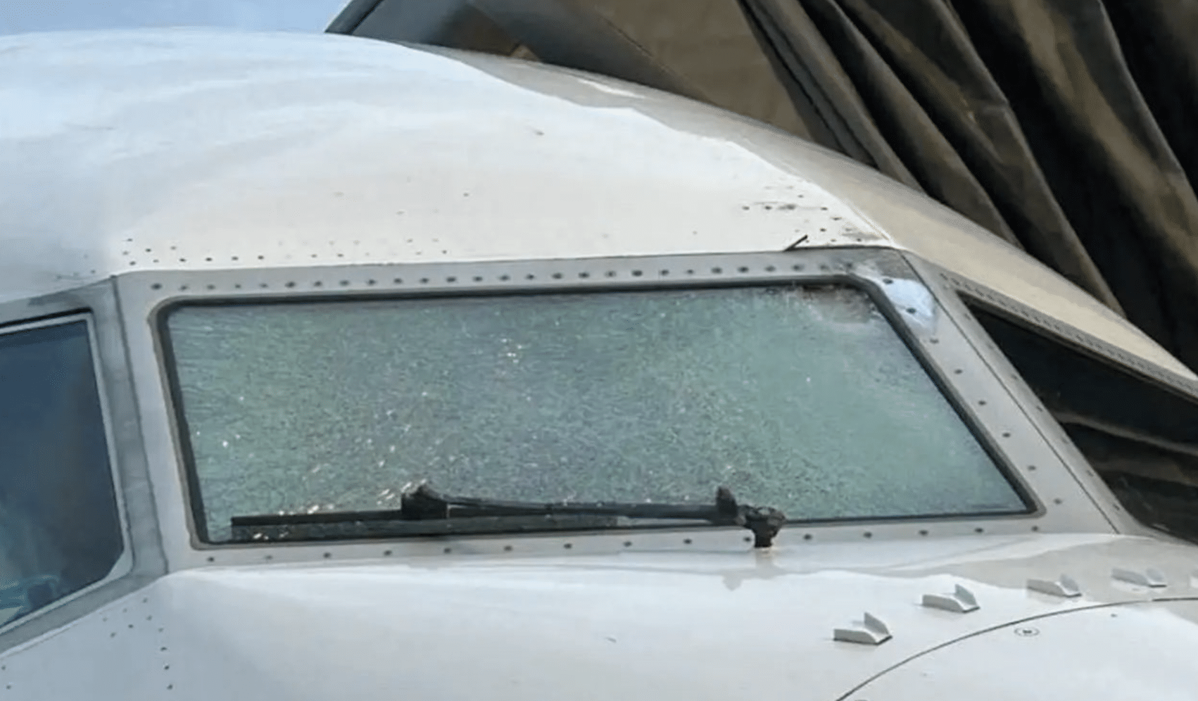 United AIrlines flight's windshield cracked mid-air