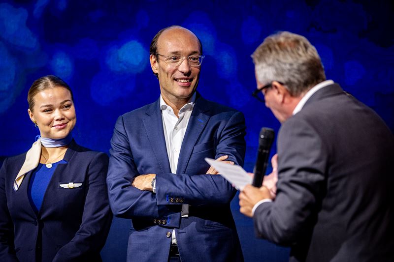 Anko van der Werff on stage receiving the award and speech. 