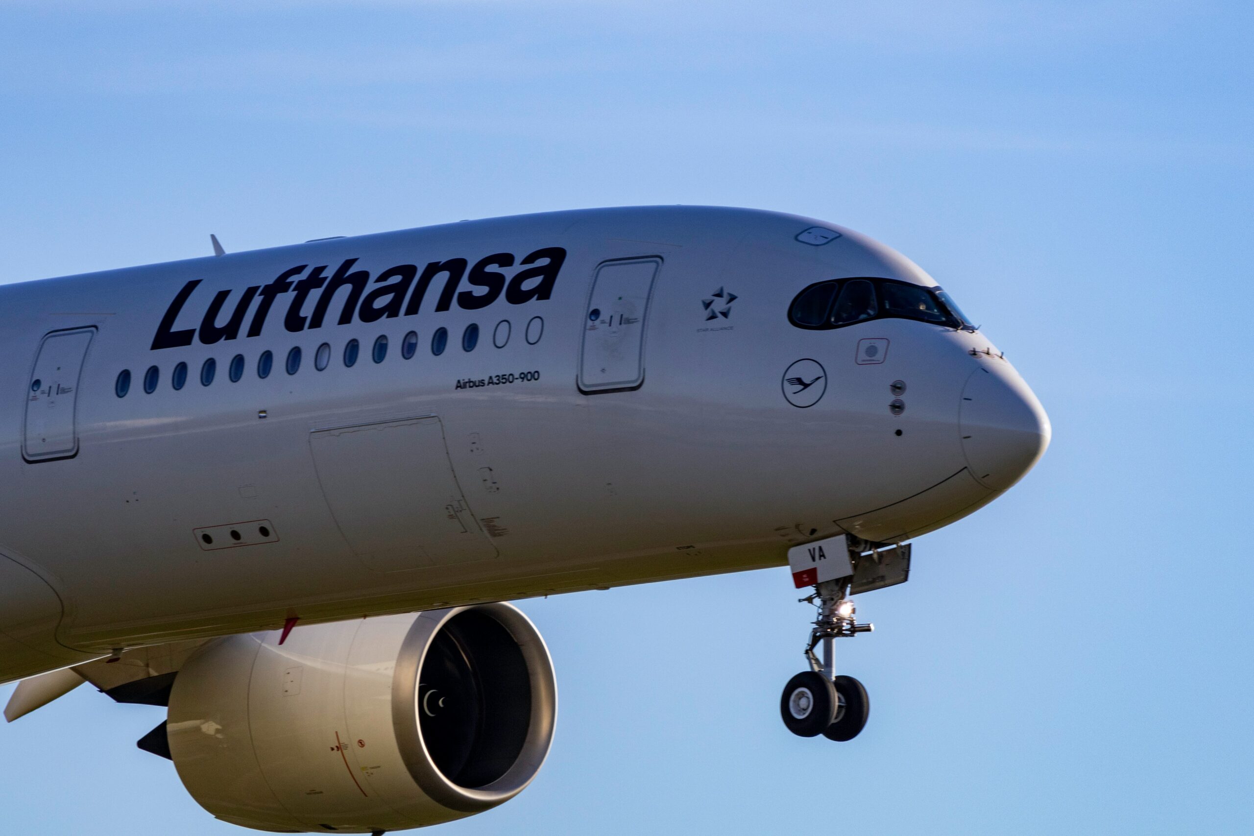 Airbus Aircraft A350-900 © Chad Montgomery on Unsplash