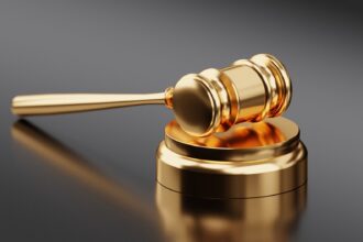 A golden judge’s gavel symbolising the Senate aviation safety vote on bipartisan aviation safety legislation and military aircraft airspace rules.