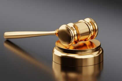 A golden judge’s gavel symbolising the Senate aviation safety vote on bipartisan aviation safety legislation and military aircraft airspace rules.