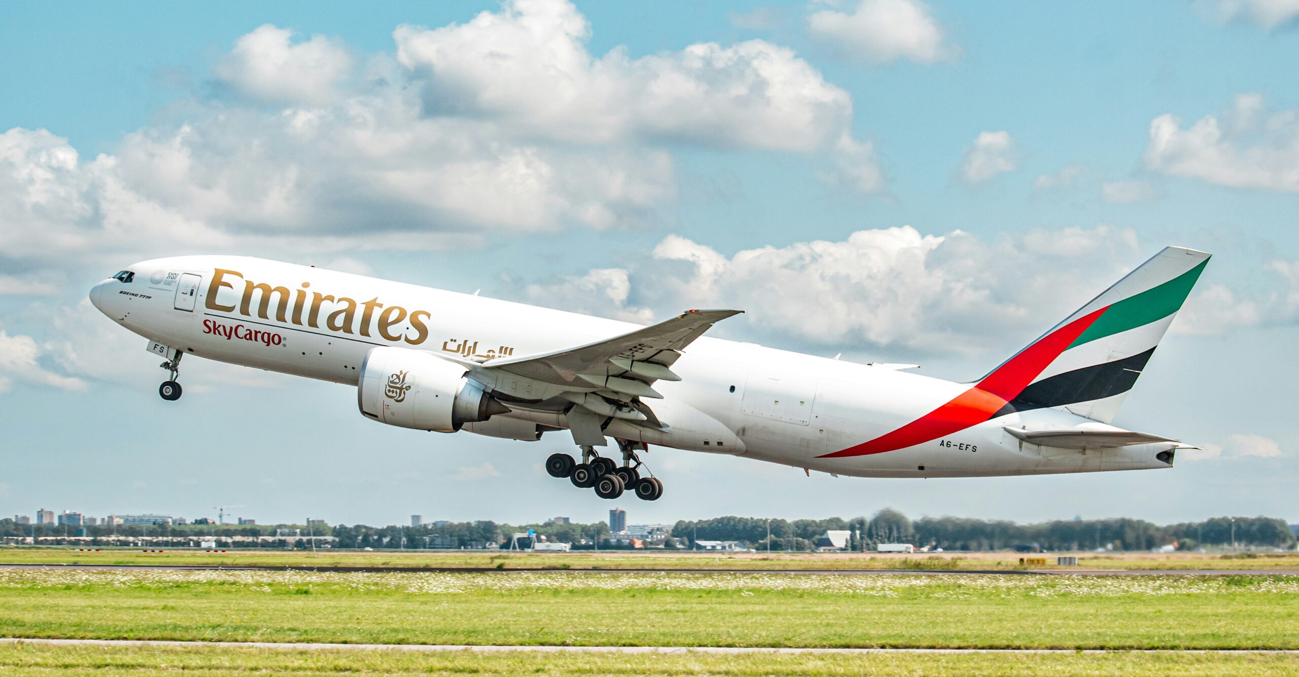Emirates © Isaac Struna on Unsplash