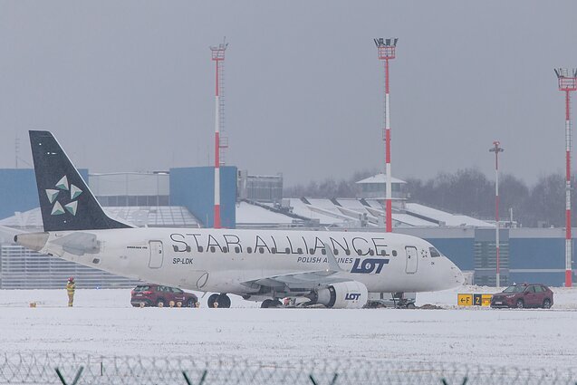 A LOT Polish Airlines aircraft arriving from Warsaw slid off the runway after landing at Vilnius Airport