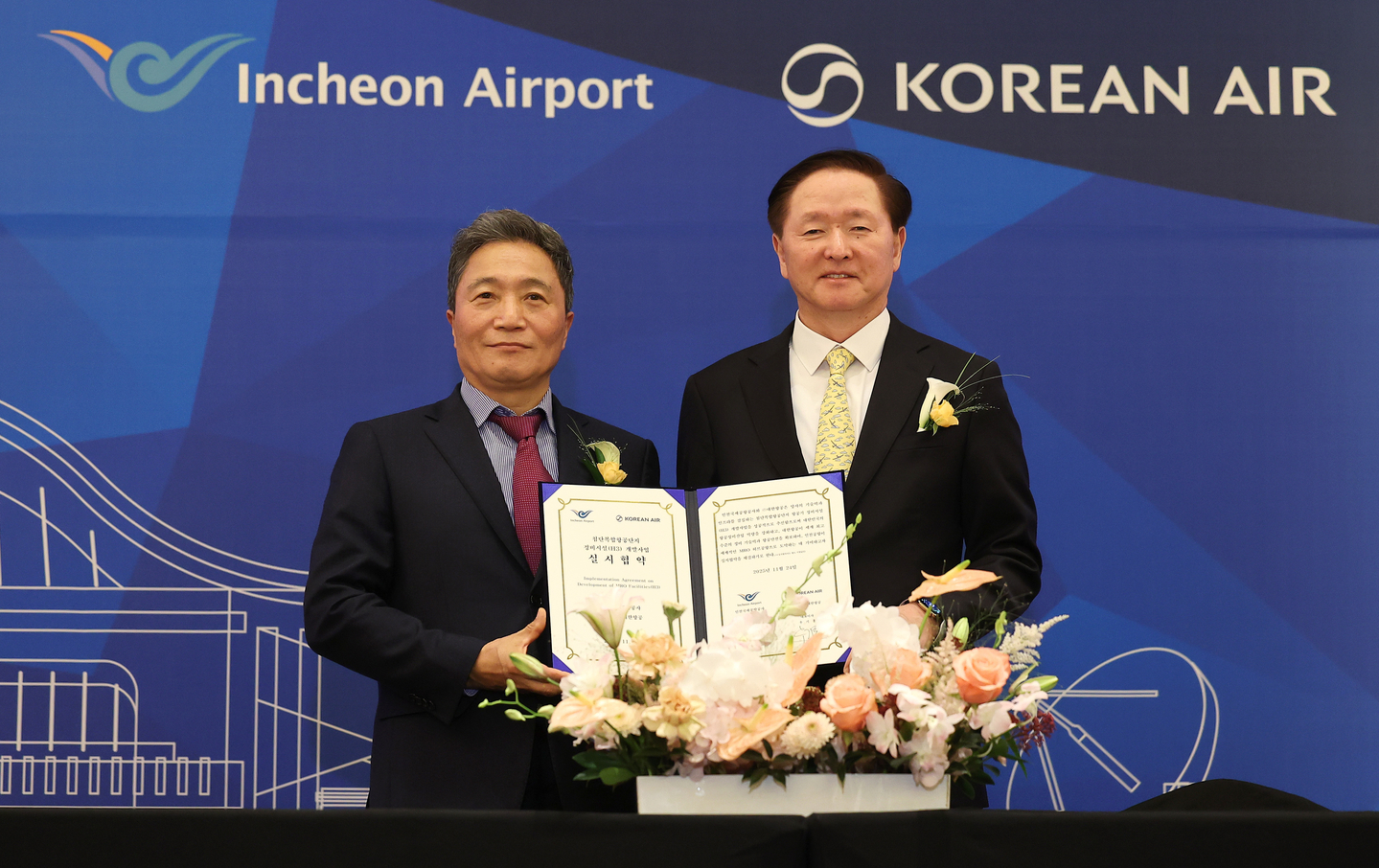 From left to right, Lee Hak-jae, president and chief executive officer of Incheon International Airport Corporation, and Vice Chairman Woo Kee-hong at an agreement signing ceremony