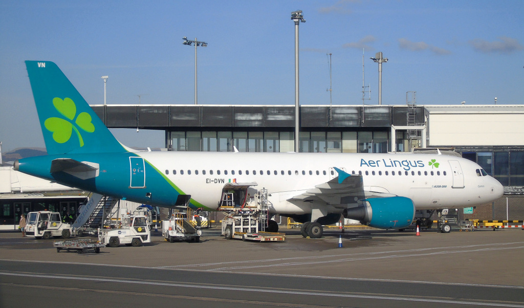Aer Lingus Airbus A320 aircraft parked at Glasgow Airport, representing Aer Lingus pilots and ongoing Aer Lingus industrial relations amid the pilot dispute and Aer Lingus no-confidence vote.