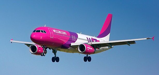 A Wizz Air Airbus A320-200 landing in Gdańsk