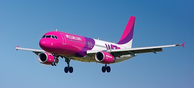 A Wizz Air Airbus A320-200 landing in Gdańsk