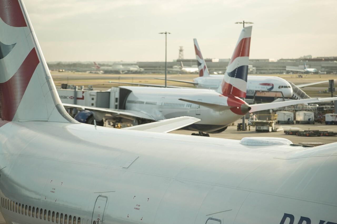 A British Airways aircraft equipped with a connectivity antenna to provide in-flight Wi-Fi connection.