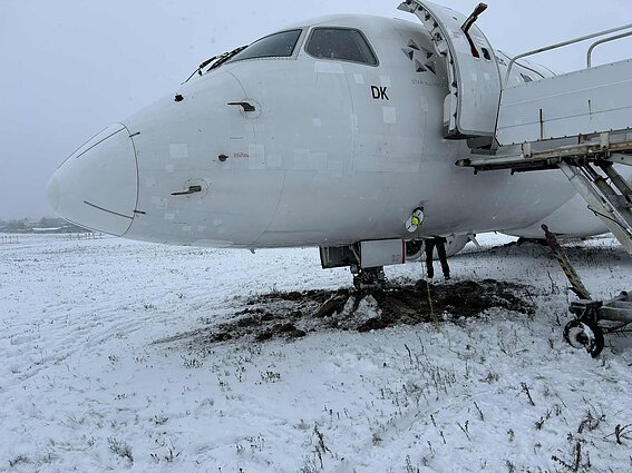 A photo of a LOT Polish Airlines aircraft arriving from Warsaw slid off the runway after landing at Vilnius Airport