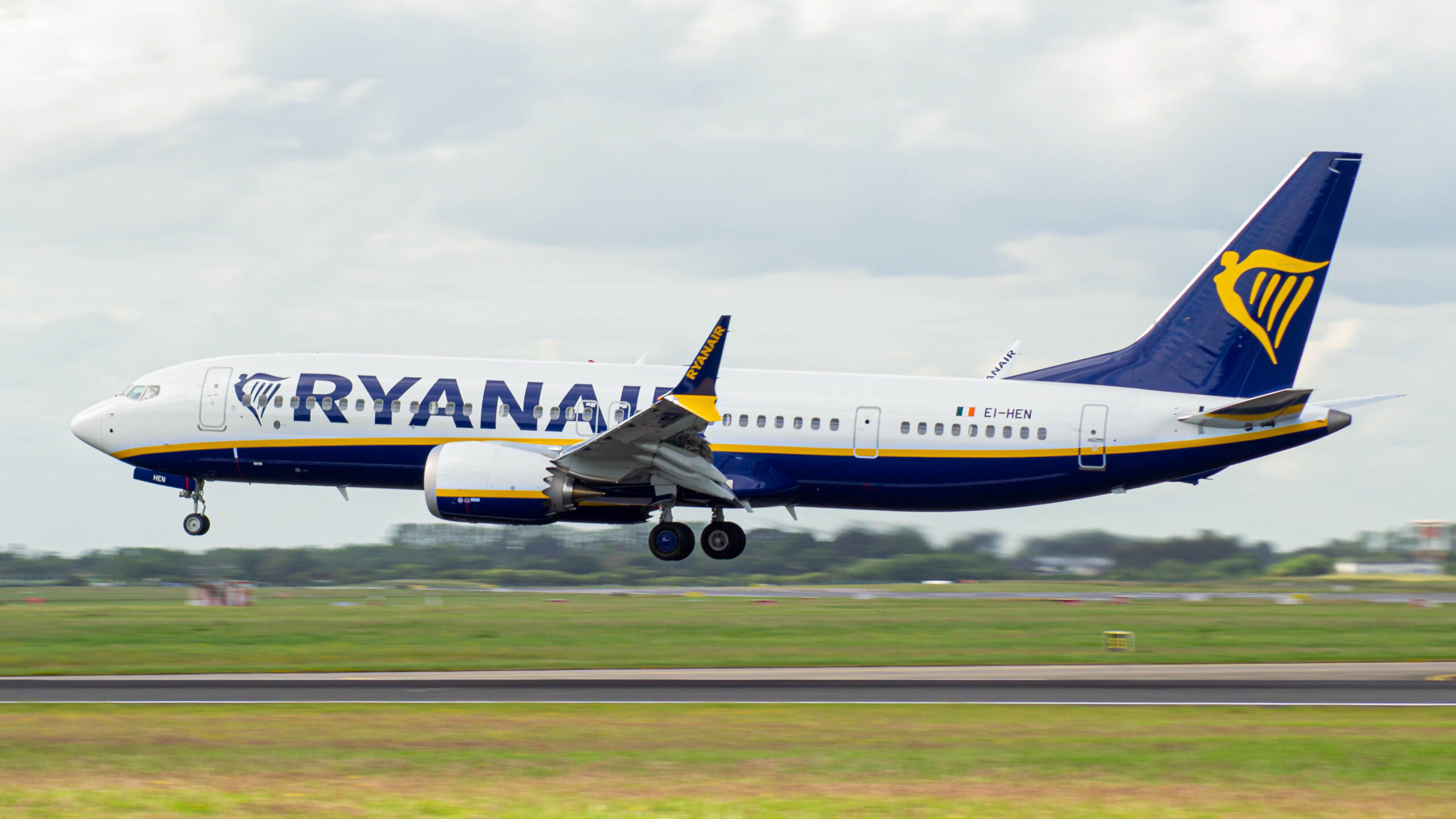 Ryanair reminds passengers of their 100% digital passes move ahead of their switch which will commence Wed. Nov 17. 