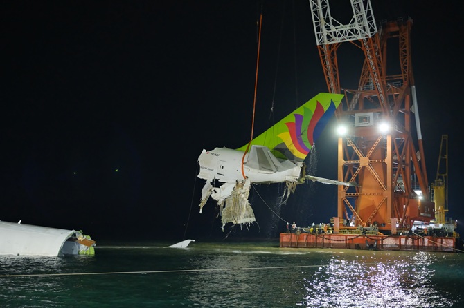 Aircraft tail being lifted from the sea after Hong Kong plane crash ©  Hong Kong Airport Authority 