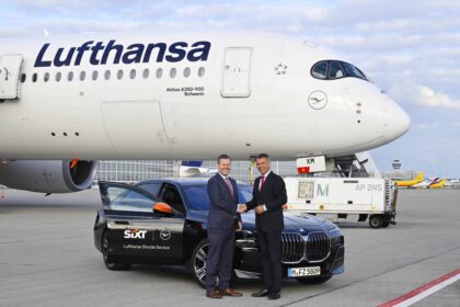 Photo of the two CEO from Lufthansa and SIXT shaking heads over their new partnership.