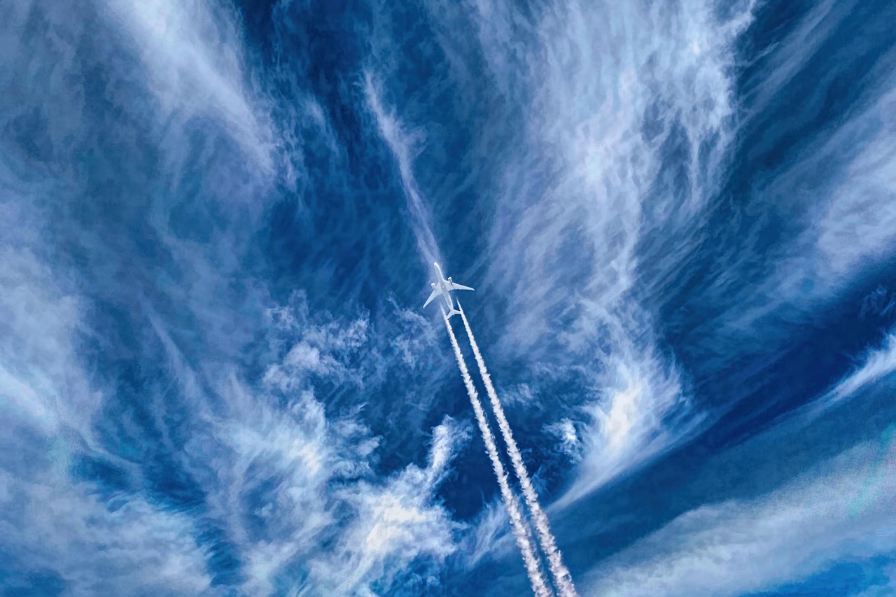 Airliner leaving contrails in blue sky illustrating the airspace. the Venezuela aviation ban, tighter Venezuela airspace controls, rising U.S.–Venezuela tensions, Venezuela airline restrictions 2025, and aviation used as political leverage.