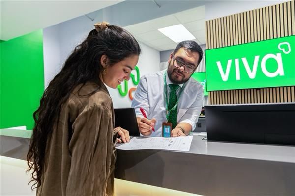 Viva Aerobus helpdesk staff assisting a passenger.