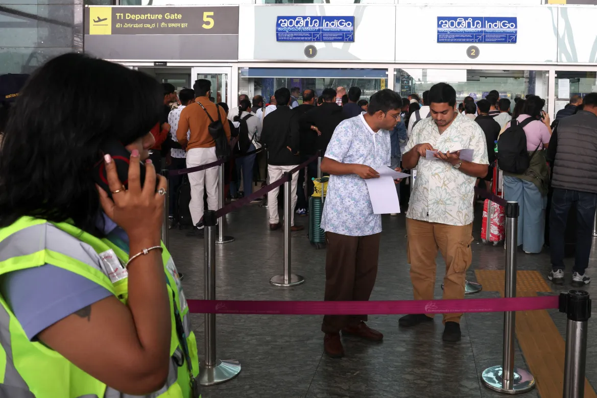 A photo of passengers in queues to get to IndiGo ticket booths