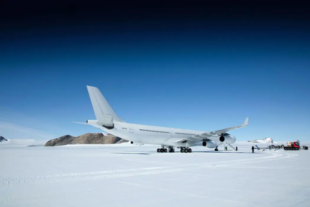Airbus A340 on Wolf's Fang Runway