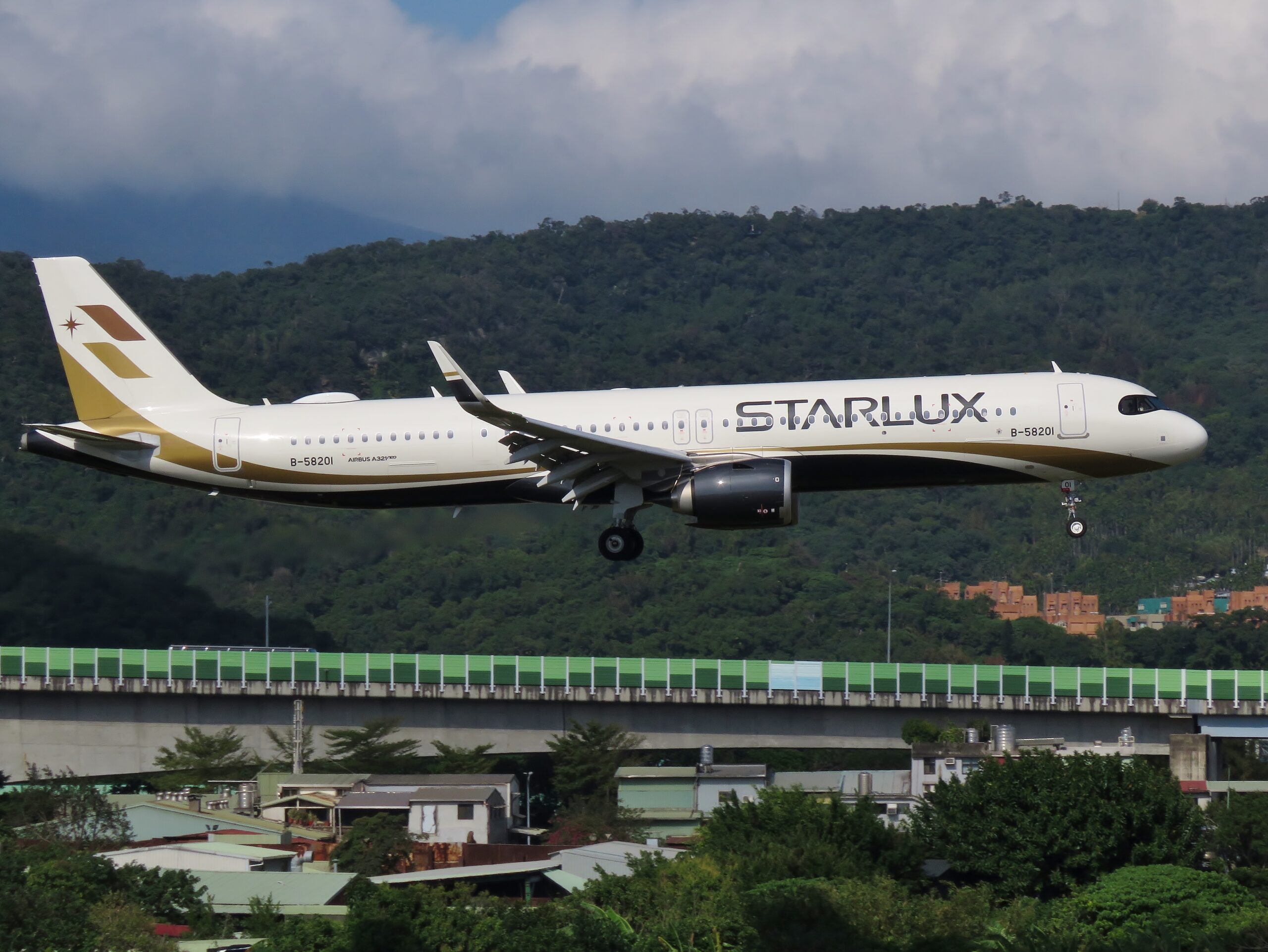 Starlux Airlines Airbus A321neo approaching Taipei, representing Taiwan flight disruptions and commercial aviation affected by airspace restrictions in the Taipei Flight Information Region (FIR).