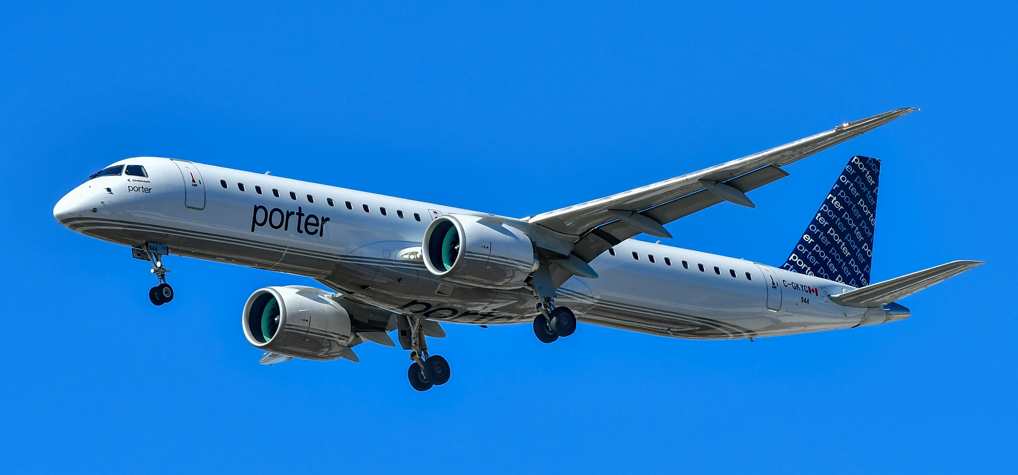 Porter Airlines E195-E2 in flight