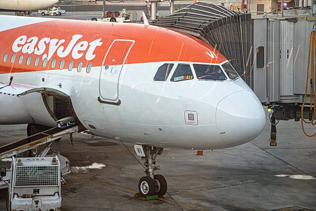 Picture of an easyJet Airbus A320-214 at the gate at Ben Gurion Intl Airport