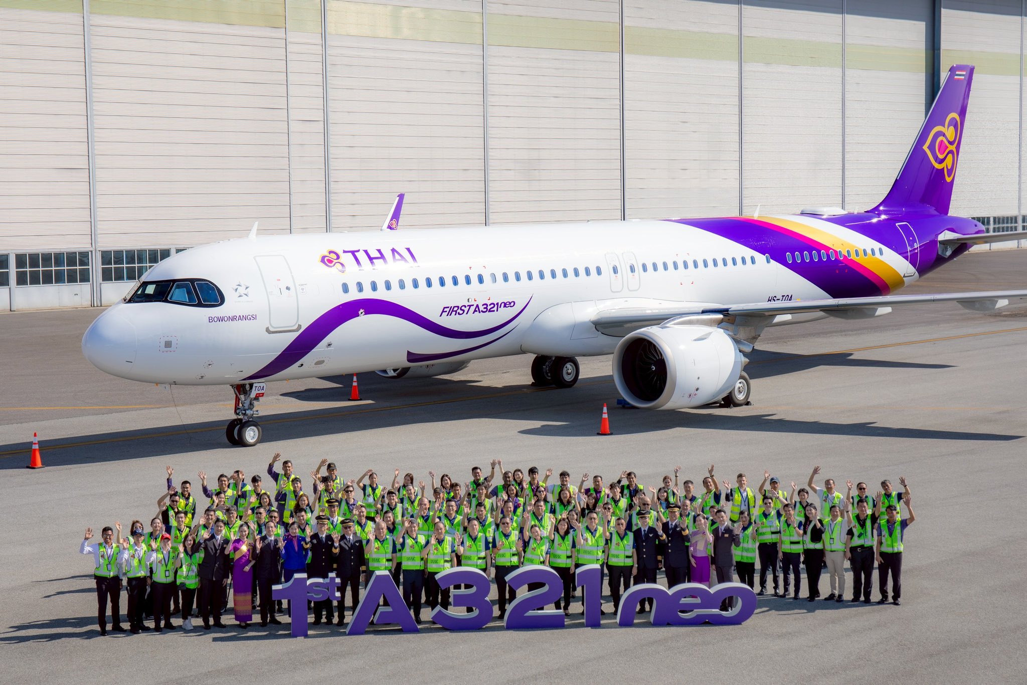 The staff of Thai Airways celebrating the first A321neo.