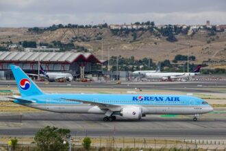 A Korean Air Boeing 787 at Madrid-Barajas Airport T4, Madrid, Spain
