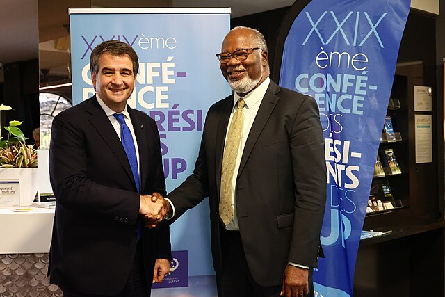 Raffaele Fitto, Executive Vice-President of the European Commission, on the left, with Louis Mussington, President of the Territorial Collectivity of Saint-Martin.