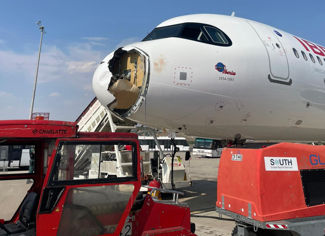 The damage to the Airbus after a bird strike to the aircraft’s nose ©aviationbrk