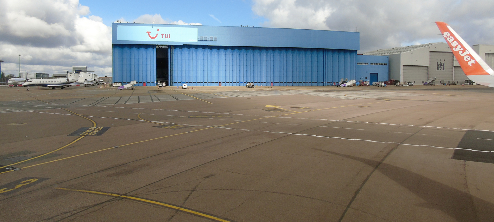 TUI hanger Luton Airpot Runway