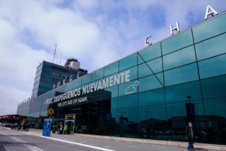 Front view of Jorge Chávez International Airport in Lima, Peru, showing the main terminal building © Karina Mendoza