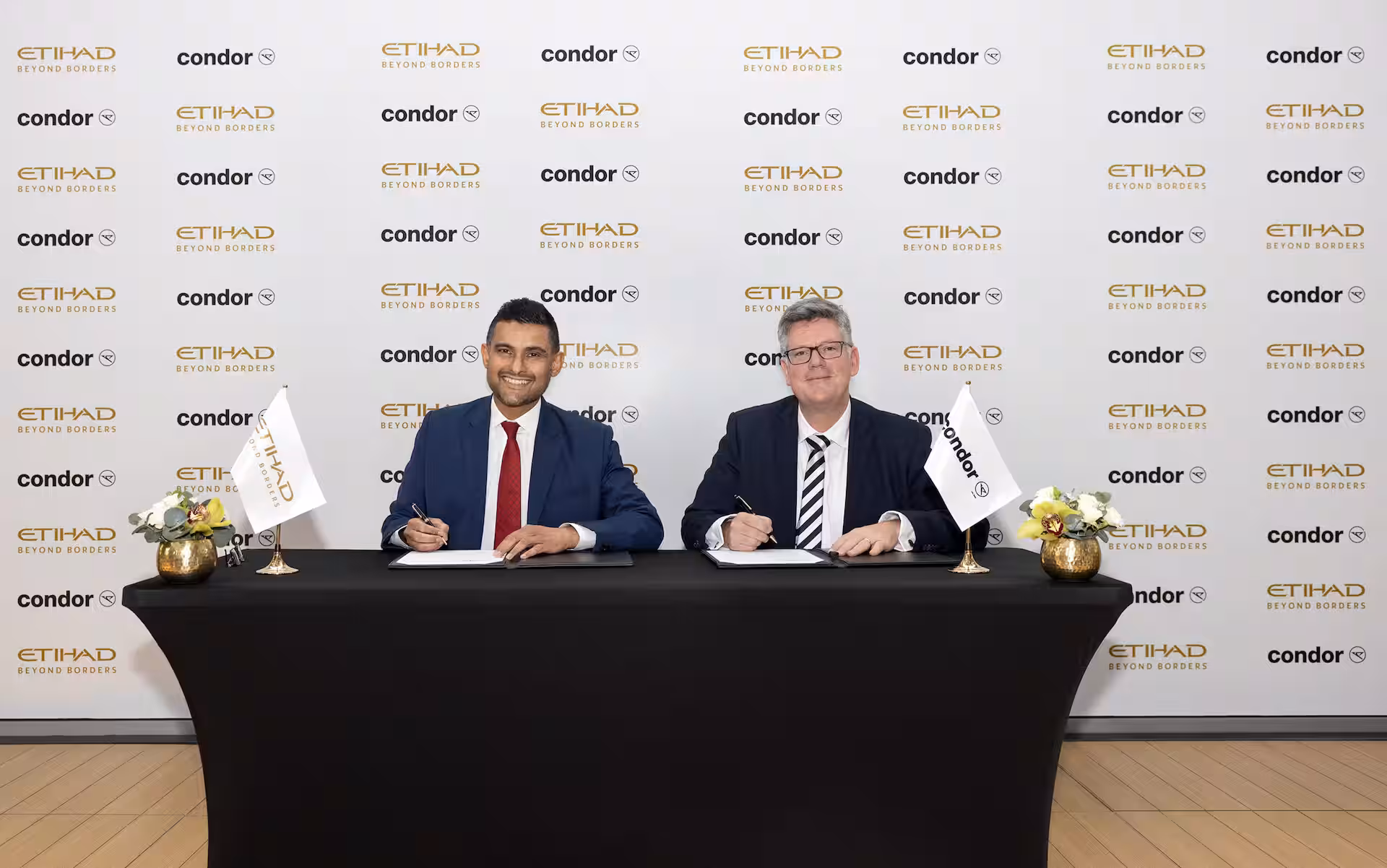 Etihad’s Arik De (left) and Condor’s Jens Boyd (right) signing the codeshare agreement for new Abu Dhabi flights