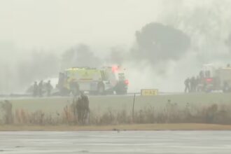 This screengrab made from video provided by WSOC shows firefighting crews responding to a reported plane crash at a regional airport in Statesville, North Carolina. © Associated Press