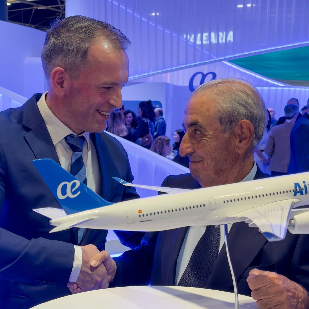 Air Europa President Juan José Hidalgo and Airbus VP Ville Arhippainen shake hands over model A350-900 at FITUR 2026.