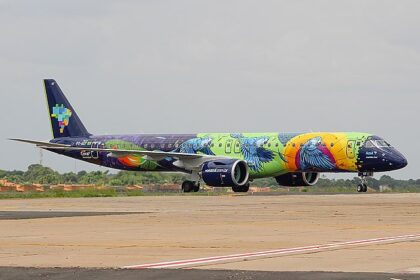 A modern Azul Linhas Aéreas Embraer E195-E2 jet in flight.