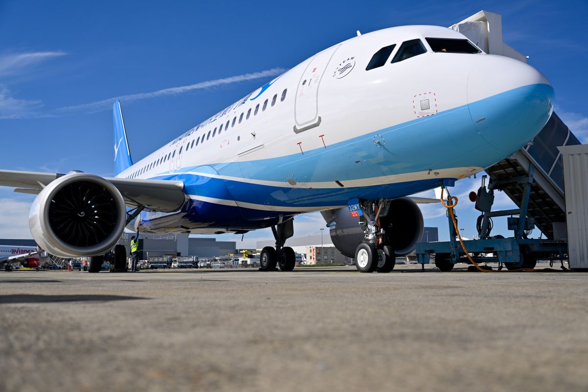 A Xiamen Airlines Airbus A320neo in flight. The A220-500 will compete directly with the A320neo in the 180-seat market.